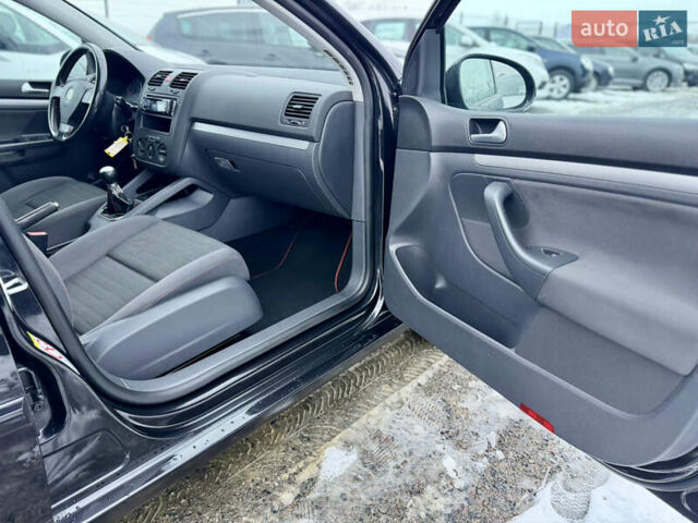 Черный Фольксваген Гольф, объемом двигателя 1.6 л и пробегом 265 тыс. км за 6350 $, фото 13 на Automoto.ua