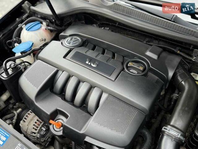 Черный Фольксваген Гольф, объемом двигателя 1.6 л и пробегом 220 тыс. км за 5800 $, фото 72 на Automoto.ua