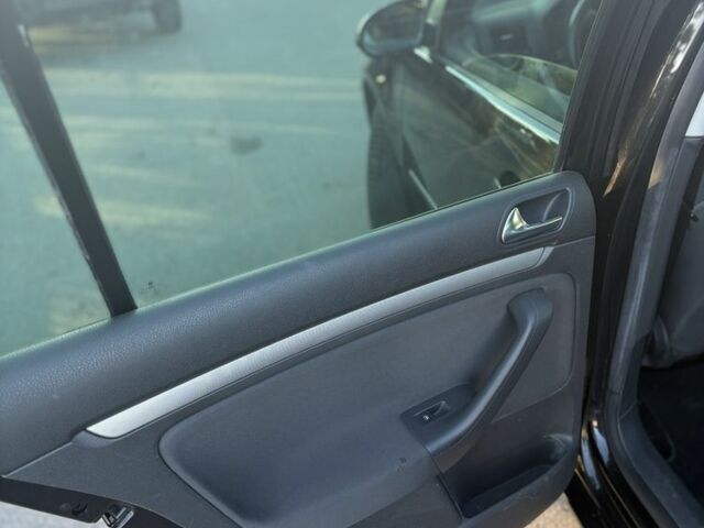 Черный Фольксваген Гольф, объемом двигателя 1.6 л и пробегом 205 тыс. км за 5850 $, фото 7 на Automoto.ua