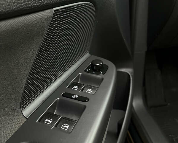 Черный Фольксваген Гольф, объемом двигателя 1.6 л и пробегом 235 тыс. км за 5899 $, фото 18 на Automoto.ua