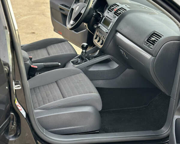 Черный Фольксваген Гольф, объемом двигателя 1.6 л и пробегом 227 тыс. км за 6299 $, фото 29 на Automoto.ua