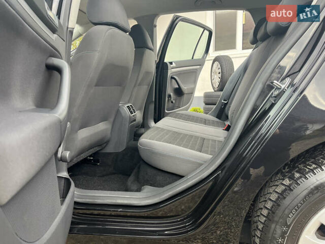 Черный Фольксваген Гольф, объемом двигателя 1.6 л и пробегом 253 тыс. км за 6250 $, фото 64 на Automoto.ua