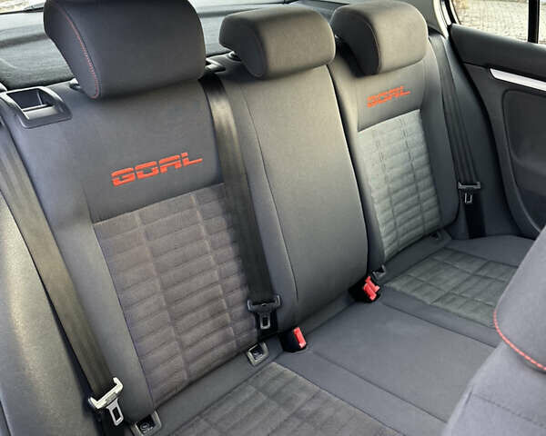 Черный Фольксваген Гольф, объемом двигателя 1.6 л и пробегом 232 тыс. км за 5750 $, фото 31 на Automoto.ua