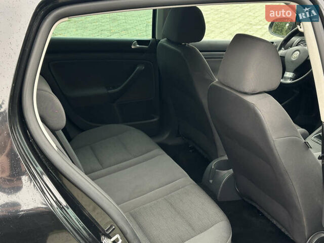 Черный Фольксваген Гольф, объемом двигателя 1.6 л и пробегом 250 тыс. км за 6100 $, фото 13 на Automoto.ua