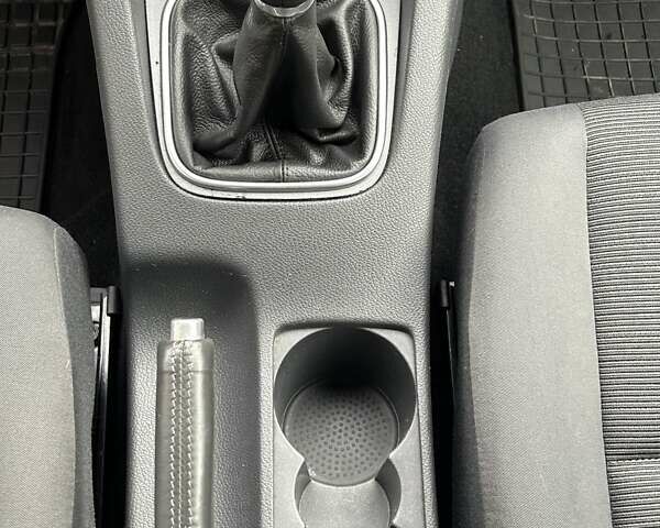 Черный Фольксваген Гольф, объемом двигателя 1.6 л и пробегом 196 тыс. км за 6200 $, фото 32 на Automoto.ua