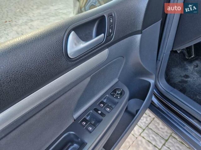 Черный Фольксваген Гольф, объемом двигателя 1.6 л и пробегом 255 тыс. км за 5950 $, фото 46 на Automoto.ua