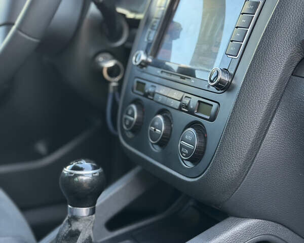 Черный Фольксваген Гольф, объемом двигателя 1.6 л и пробегом 260 тыс. км за 6100 $, фото 28 на Automoto.ua