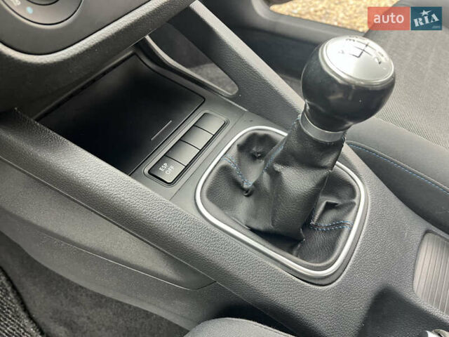 Черный Фольксваген Гольф, объемом двигателя 1.6 л и пробегом 253 тыс. км за 6250 $, фото 81 на Automoto.ua