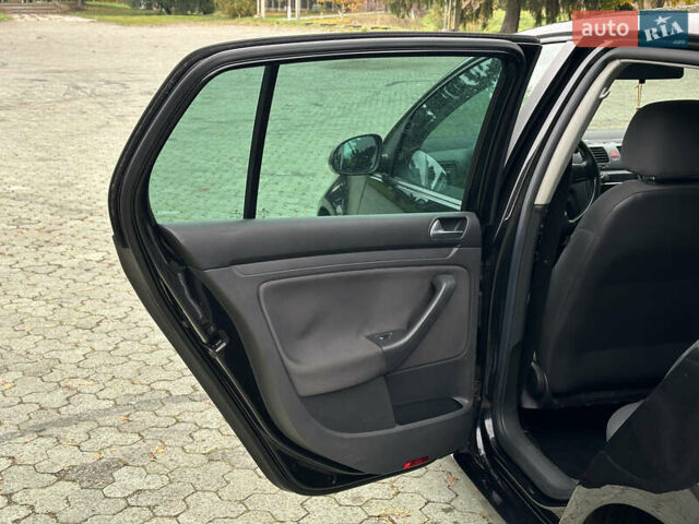 Черный Фольксваген Гольф, объемом двигателя 1.6 л и пробегом 250 тыс. км за 6100 $, фото 12 на Automoto.ua