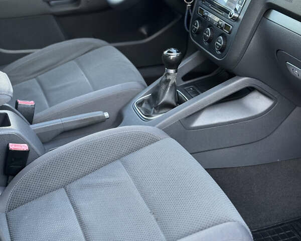 Черный Фольксваген Гольф, объемом двигателя 1.6 л и пробегом 260 тыс. км за 6100 $, фото 27 на Automoto.ua