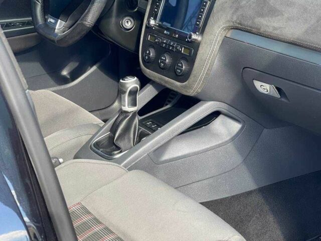 Черный Фольксваген Гольф, объемом двигателя 2 л и пробегом 228 тыс. км за 5600 $, фото 15 на Automoto.ua