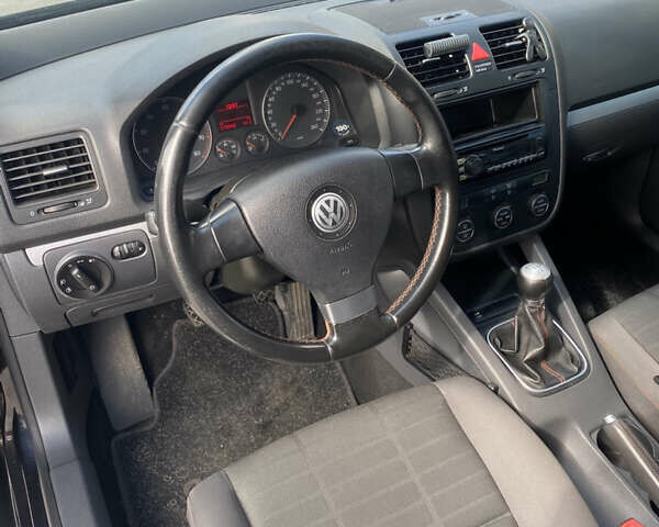 Черный Фольксваген Гольф, объемом двигателя 1.6 л и пробегом 274 тыс. км за 6200 $, фото 5 на Automoto.ua