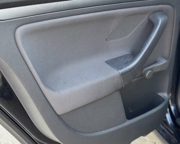 Черный Фольксваген Гольф, объемом двигателя 1.6 л и пробегом 260 тыс. км за 6100 $, фото 35 на Automoto.ua