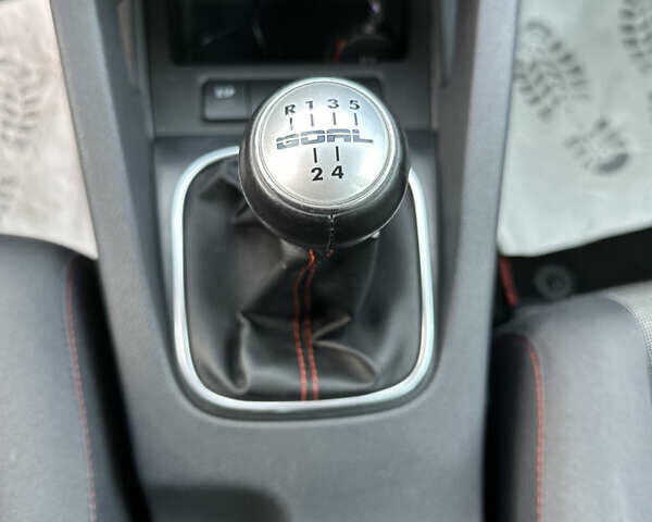 Черный Фольксваген Гольф, объемом двигателя 1.6 л и пробегом 232 тыс. км за 5750 $, фото 23 на Automoto.ua