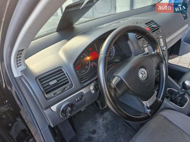 Черный Фольксваген Гольф, объемом двигателя 1.6 л и пробегом 255 тыс. км за 5950 $, фото 49 на Automoto.ua
