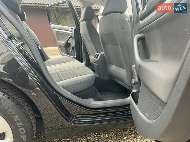 Черный Фольксваген Гольф, объемом двигателя 1.6 л и пробегом 253 тыс. км за 6250 $, фото 66 на Automoto.ua