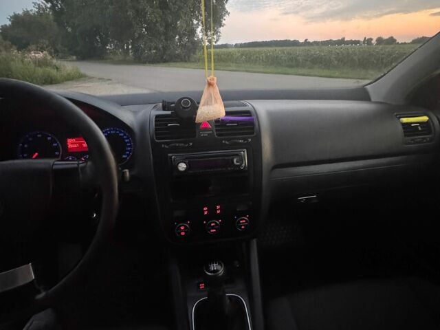 Черный Фольксваген Гольф, объемом двигателя 1.6 л и пробегом 298 тыс. км за 4600 $, фото 6 на Automoto.ua