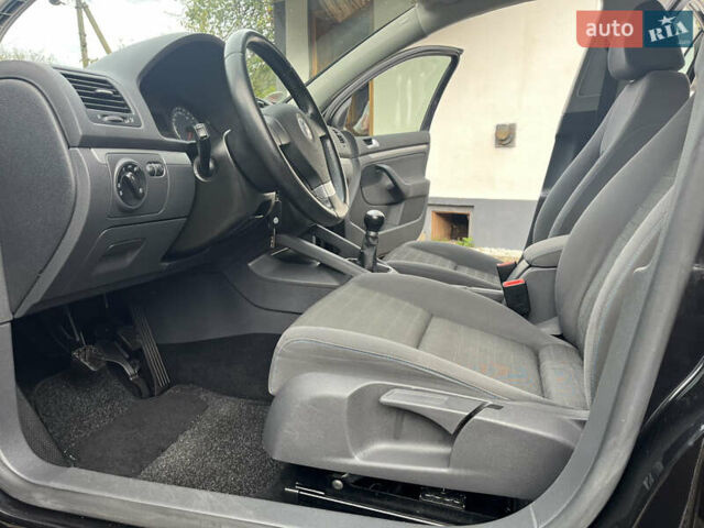 Черный Фольксваген Гольф, объемом двигателя 1.6 л и пробегом 253 тыс. км за 6250 $, фото 63 на Automoto.ua