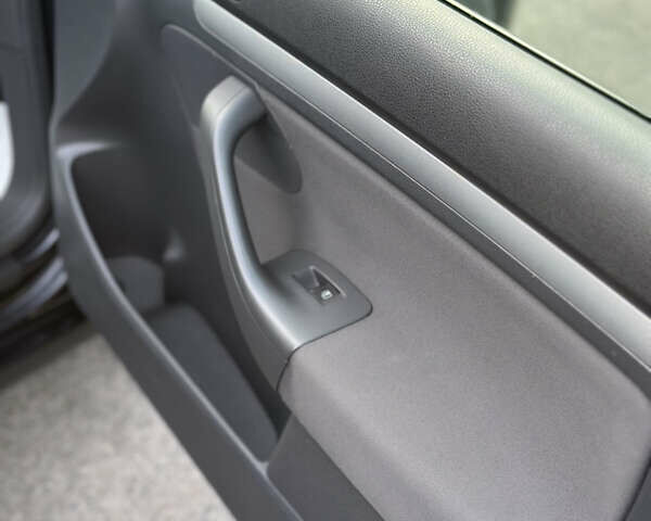 Черный Фольксваген Гольф, объемом двигателя 1.6 л и пробегом 232 тыс. км за 5750 $, фото 27 на Automoto.ua