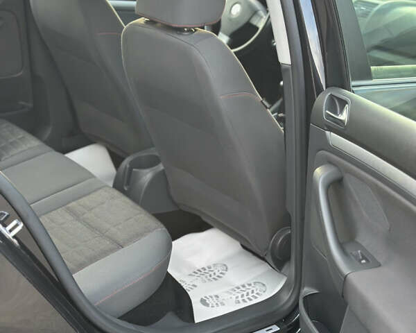 Черный Фольксваген Гольф, объемом двигателя 1.6 л и пробегом 232 тыс. км за 5750 $, фото 30 на Automoto.ua