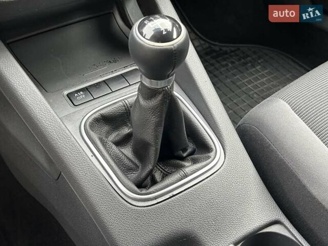 Черный Фольксваген Гольф, объемом двигателя 1.6 л и пробегом 196 тыс. км за 6200 $, фото 31 на Automoto.ua