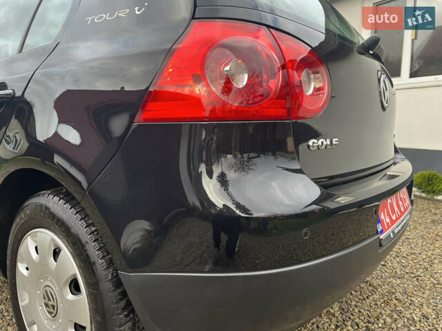 Черный Фольксваген Гольф, объемом двигателя 1.6 л и пробегом 253 тыс. км за 6250 $, фото 38 на Automoto.ua