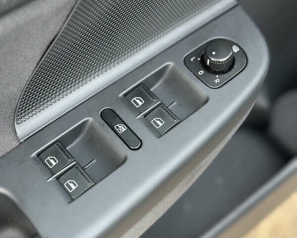 Черный Фольксваген Гольф, объемом двигателя 1.6 л и пробегом 232 тыс. км за 5750 $, фото 16 на Automoto.ua