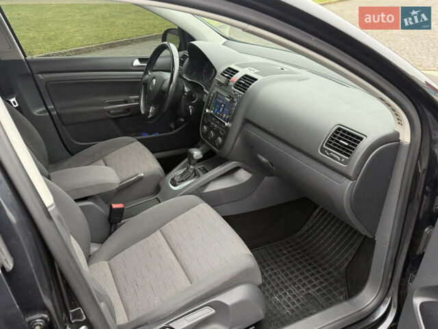 Черный Фольксваген Гольф, объемом двигателя 1.6 л и пробегом 173 тыс. км за 7000 $, фото 27 на Automoto.ua