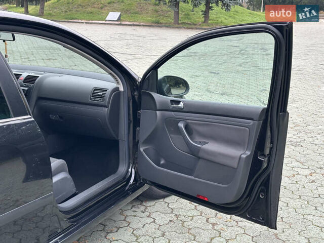 Черный Фольксваген Гольф, объемом двигателя 1.6 л и пробегом 250 тыс. км за 6100 $, фото 19 на Automoto.ua