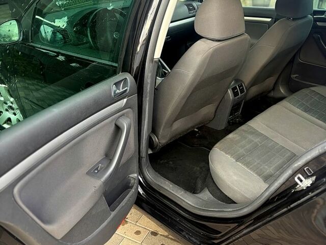 Черный Фольксваген Гольф, объемом двигателя 1.6 л и пробегом 215 тыс. км за 6500 $, фото 6 на Automoto.ua