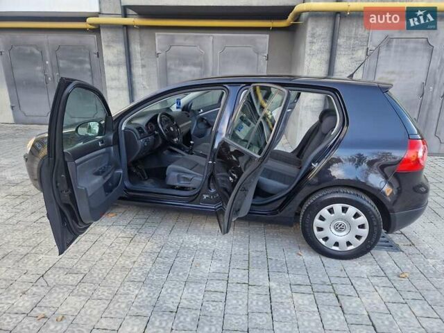 Черный Фольксваген Гольф, объемом двигателя 1.6 л и пробегом 255 тыс. км за 5950 $, фото 30 на Automoto.ua