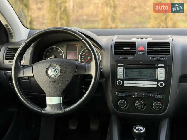 Черный Фольксваген Гольф, объемом двигателя 1.6 л и пробегом 182 тыс. км за 6350 $, фото 67 на Automoto.ua