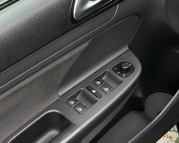 Черный Фольксваген Гольф, объемом двигателя 1.6 л и пробегом 250 тыс. км за 6100 $, фото 17 на Automoto.ua