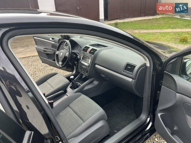 Черный Фольксваген Гольф, объемом двигателя 1.6 л и пробегом 253 тыс. км за 6250 $, фото 67 на Automoto.ua