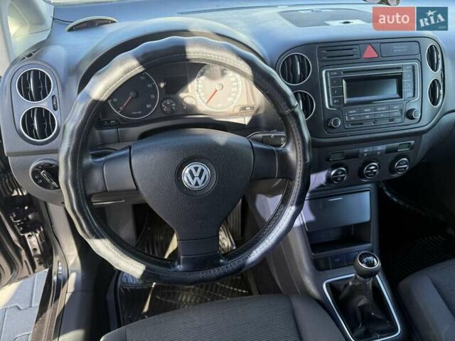 Черный Фольксваген Гольф, объемом двигателя 1.6 л и пробегом 280 тыс. км за 4950 $, фото 10 на Automoto.ua