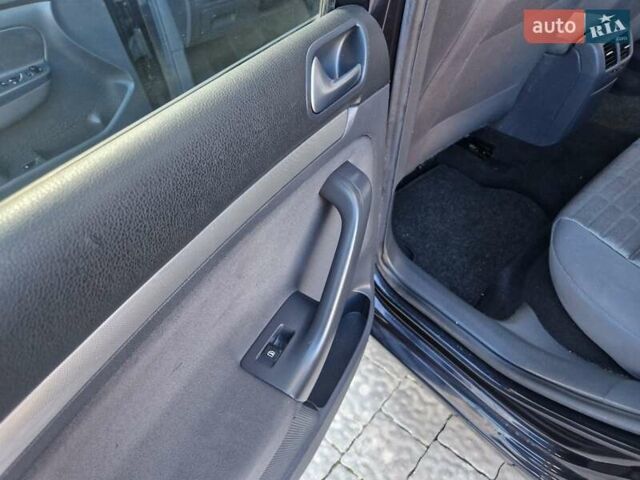 Черный Фольксваген Гольф, объемом двигателя 1.6 л и пробегом 255 тыс. км за 5950 $, фото 50 на Automoto.ua