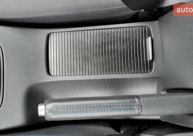 Черный Фольксваген Гольф, объемом двигателя 1.6 л и пробегом 237 тыс. км за 6500 $, фото 40 на Automoto.ua