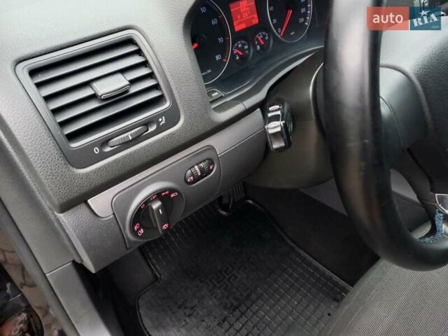 Черный Фольксваген Гольф, объемом двигателя 1.4 л и пробегом 207 тыс. км за 5700 $, фото 23 на Automoto.ua