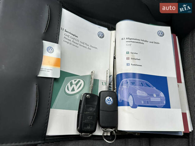 Черный Фольксваген Гольф, объемом двигателя 1.6 л и пробегом 227 тыс. км за 6299 $, фото 44 на Automoto.ua
