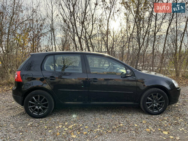 Черный Фольксваген Гольф, объемом двигателя 1.6 л и пробегом 235 тыс. км за 5899 $, фото 1 на Automoto.ua