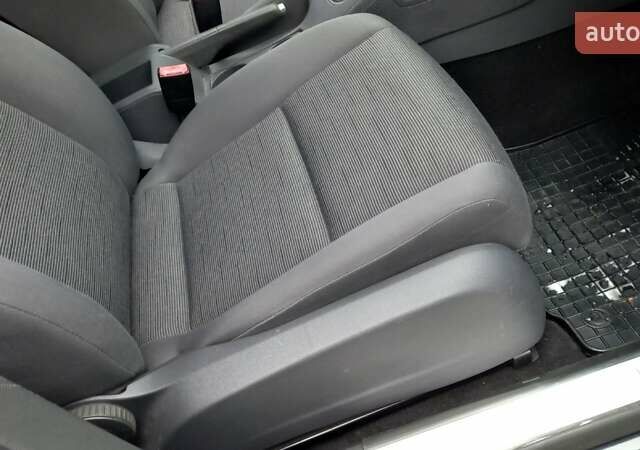 Черный Фольксваген Гольф, объемом двигателя 1.6 л и пробегом 246 тыс. км за 5099 $, фото 22 на Automoto.ua