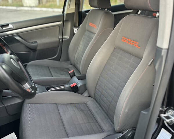 Черный Фольксваген Гольф, объемом двигателя 1.6 л и пробегом 232 тыс. км за 5750 $, фото 25 на Automoto.ua