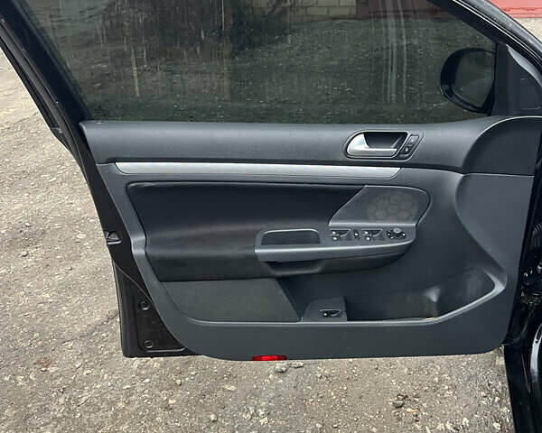 Черный Фольксваген Гольф, объемом двигателя 1.6 л и пробегом 245 тыс. км за 5700 $, фото 28 на Automoto.ua