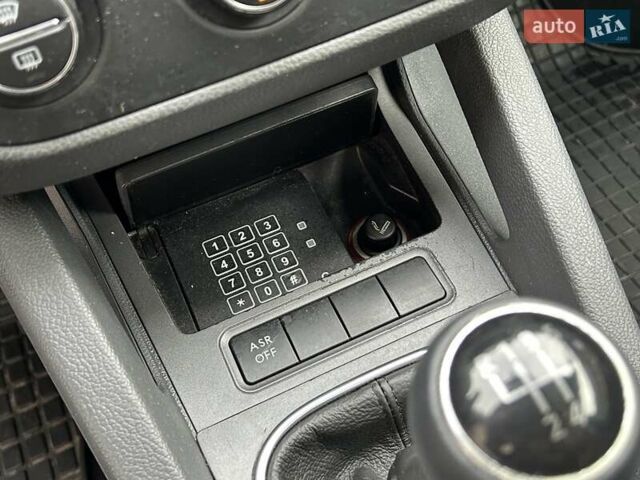 Черный Фольксваген Гольф, объемом двигателя 1.6 л и пробегом 196 тыс. км за 6200 $, фото 30 на Automoto.ua