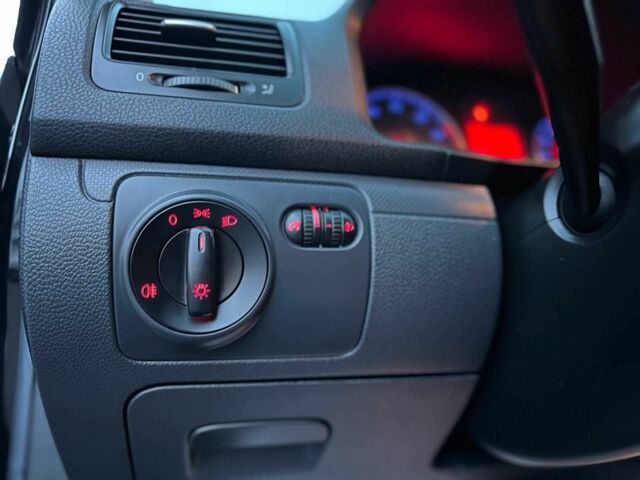 Черный Фольксваген Гольф, объемом двигателя 1.4 л и пробегом 163 тыс. км за 5990 $, фото 20 на Automoto.ua