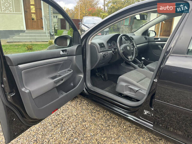 Черный Фольксваген Гольф, объемом двигателя 1.6 л и пробегом 253 тыс. км за 6250 $, фото 59 на Automoto.ua