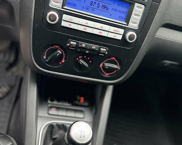 Черный Фольксваген Гольф, объемом двигателя 1.6 л и пробегом 245 тыс. км за 5700 $, фото 21 на Automoto.ua