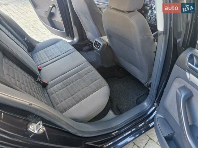 Черный Фольксваген Гольф, объемом двигателя 1.6 л и пробегом 255 тыс. км за 5950 $, фото 44 на Automoto.ua