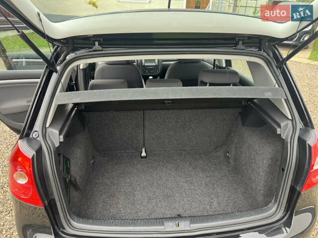 Черный Фольксваген Гольф, объемом двигателя 1.6 л и пробегом 253 тыс. км за 6250 $, фото 87 на Automoto.ua