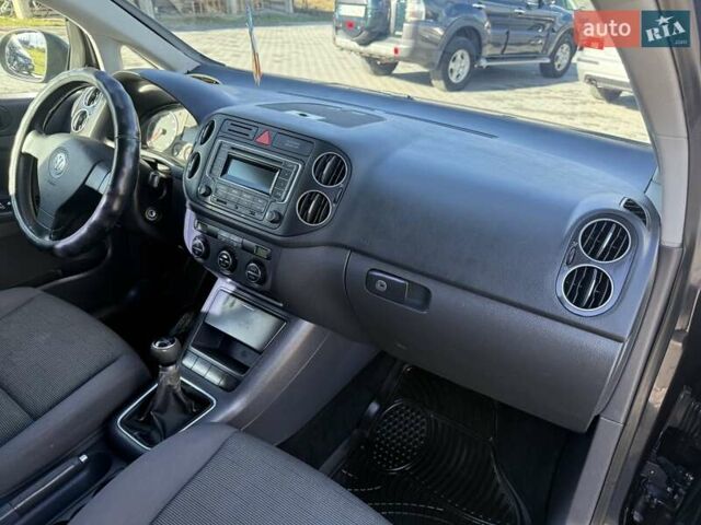 Черный Фольксваген Гольф, объемом двигателя 1.6 л и пробегом 280 тыс. км за 4550 $, фото 2 на Automoto.ua